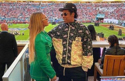 Jay Z And Beyonce Sit Down During The Nation Anthem