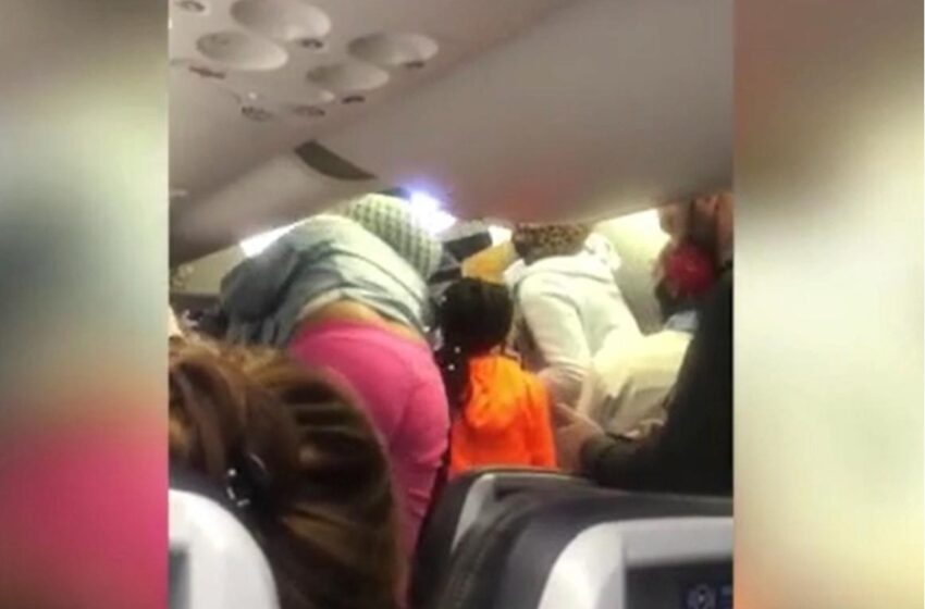  Chaos Erupts After Two Women Get Into Brawl On American Airlines Flight
