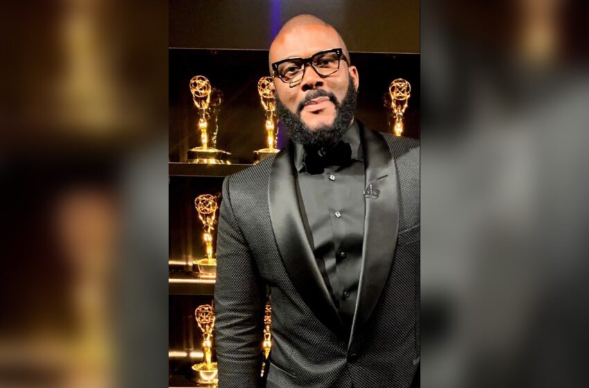  Tyler Perry Claps Back At Fans That Trash Him About The ‘Bad’ Wigs On His BET Show “Sistas”