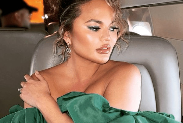  Chrissy Teigen Says She Haad Cosmetic Procedure With Fat Removed From Her Cheeks