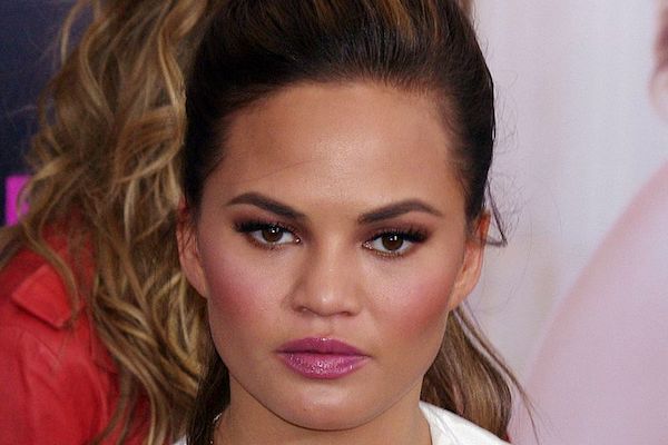  Chrissy Teigen Gets Gate Fpr “Out Of Touch” Posts About Eyebrow Hair Transplant