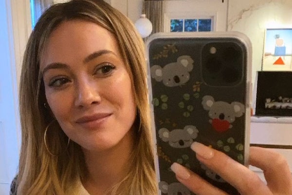  Fans Outraged After Hilary Duff’s 3-Year-Old Not Properly Buckled In Moving Car
